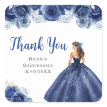 Blommande prinsessa i mörkblå klänning Quinceanera