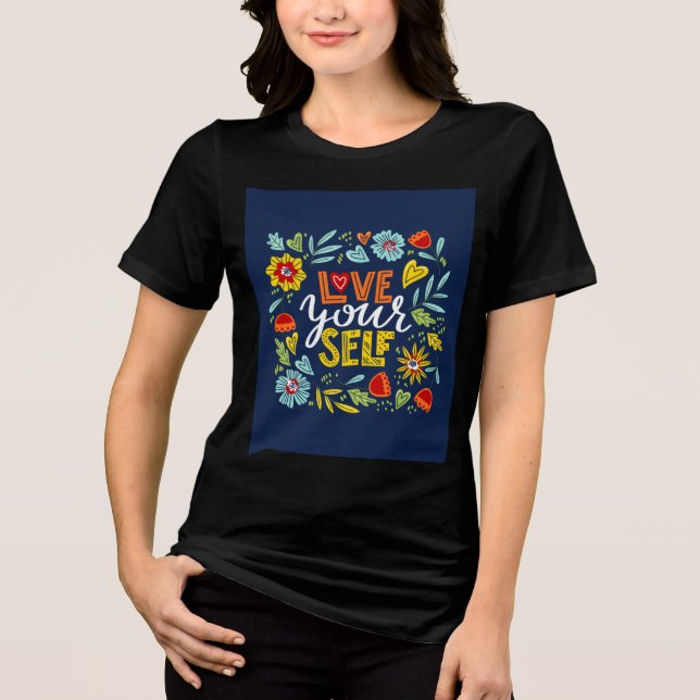 "Blommar av Kärlek - Konstnärlig Blommigt - Hjärtd T Shirt (Framsida)