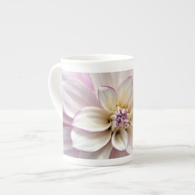 Blommar av vita dahlia-blommor benporslin mugg (Framsida vänster)