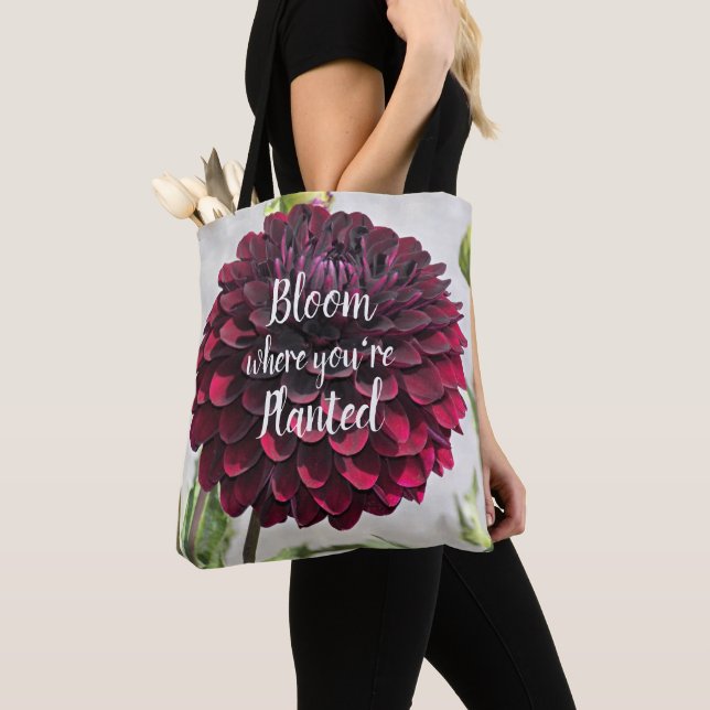 Blommar Där Du Är Planterad Citat Röd Dahlia Tygkasse (Närbild)
