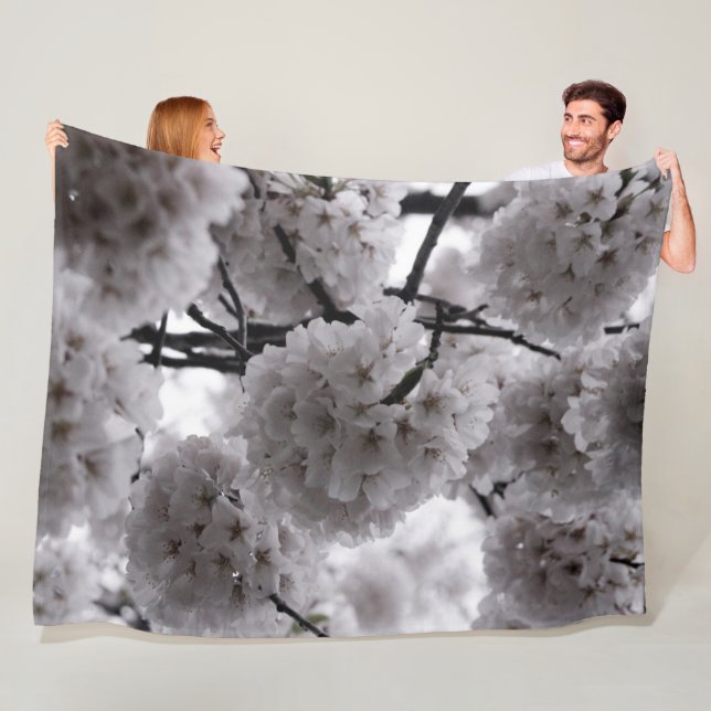 Blommarna Black and White Cherry Fleecefilt (På plats)