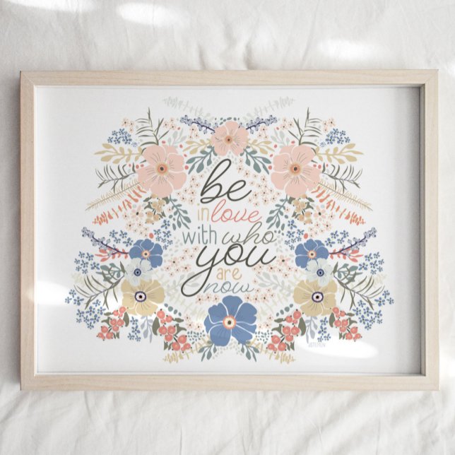 Blommig citatkonsttryck poster (Floral Quote Art Print "Be In Love With Who You Are Now" from Studio Posies.)