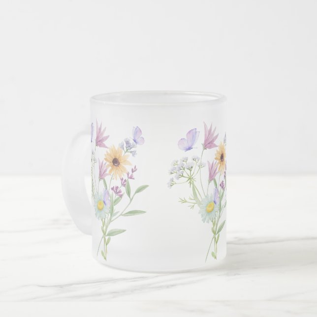 Blommig Elegans T-shirt – Mjuka Pastellblommor Frostad Glasmugg (Framsida vänster)