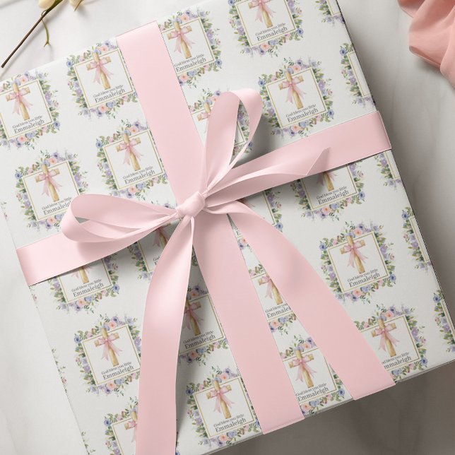 Blommig kors för första kommunion med rosa slinga presentpapper (Skapare uppladdad)