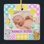 Blommig & Plaid Fotaram Nyfödd Baby Julgransprydnad Keramik<br><div class="desc">Den här söta bebisannonseringsdesignen har ett fredligt nyfödd foto som ramas in av en mjuk pastell floral-rutig krage. Den lapptäcksinspirerade ramen blandar gingham, prickar och ömtåliga mönsterblock i rosa, blått, gult och lila, med charmiga illustrerade blommor och bedårande karaktärsmotiv. Blandningen av texturer ger en mjuk, handgjord känsla med en varm...</div>