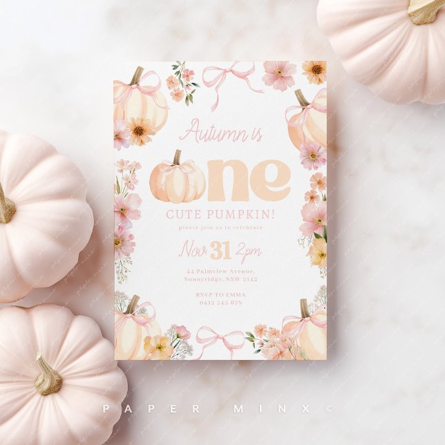 Blommig pumpa 1-års födelsedag Orange Rosa Slöja Inbjudningar (Pink and Orange Pumpkin 1st Birthday invitation with flowers and bows.)