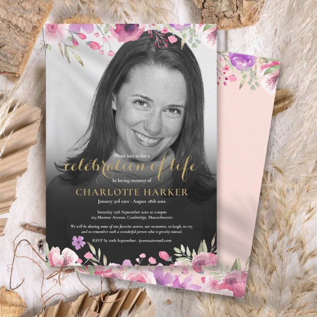 Blommig rosafärgad svart och vit fotoföreställning inbjudningar (Floral Blush Pink Black and White Photo Funeral Invitation)