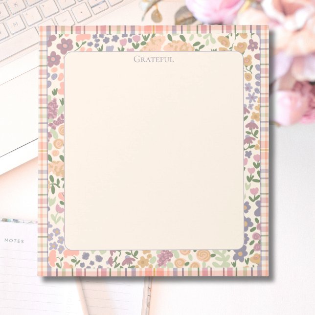 Blommig rutmönstrad “Tacksam” anteckningsblock –Pa (Floral Plaid “Grateful” Notepad – Pastel Stationery for Notes & Lists)
