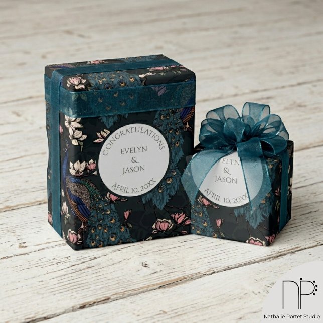Blommig svart förlovnings- påfågelspapper presentpapper (Hand drawn Chinoiserie peacock and magnolia wrapping paper for elegant engagement party gifts)