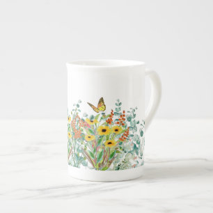 Blommig vildblomma och fjärilar   benporslin mugg