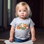Blommigt 1 för returnerat ljus | Baby Första Birth T Shirt<br><div class="desc">Den här toppen söta första födelsedagskalan har en hand plockade-blommigt,  inklusive daisy,  i orange,  rosa,  gröntar med olivtoner och vitt. Retro Typography läser,  "One" i mörk oliv grönt. *Illustration från Tracey Khalei / Orabella Prints.</div>