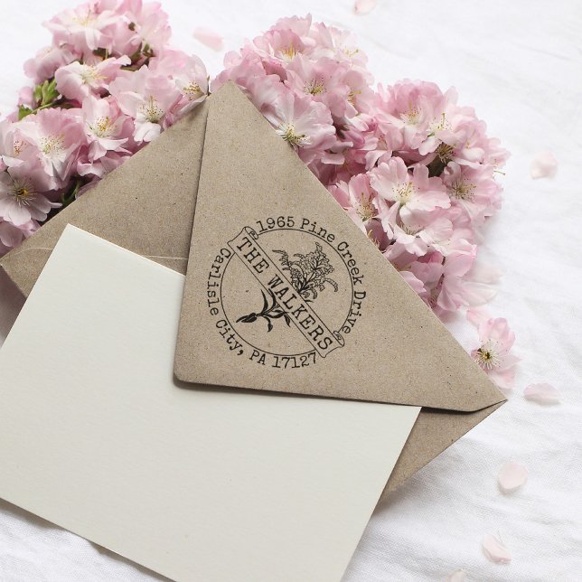 Blommigt Anpassningsbar Family Namn Returadress Fr Stämpel (floral circle stamp with family name and address on the craft envelope)