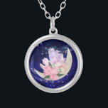*~* Blommigt AP40 Måne Crystals Mystic OMBRE Glitt Silverpläterat Halsband<br><div class="desc">(sök AP40 efter liknande produkter) NECKLACE - Luna Celestial Deep Navy Blue med Silver Stars. * Energetiskt förstärkt Magic Lunar Luna Måne Crystals Celestial Cosmic Boho Rainbow Unicorns färg HOLO OMBRE med gnistra STARS glitter NAVY BLUE night himlar bakgrund. Denna psykologiska skapelse är en lugnande, fredlig kalmning av den psykologiska...</div>