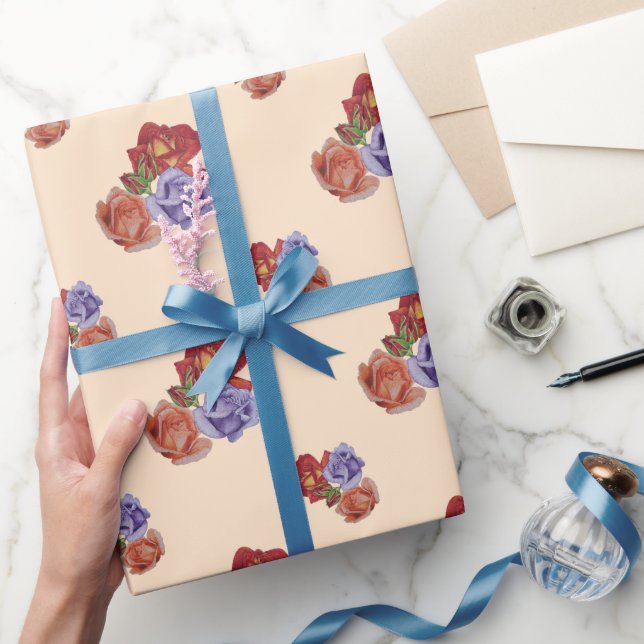 blommigt av blomknoppar röd ros och ro presentpapper (Gåvor)