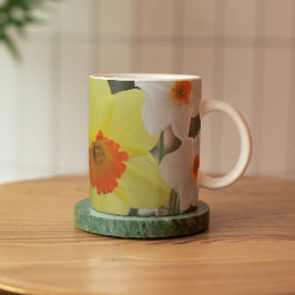 Blommigt av gult och vita skyddsdils mugg