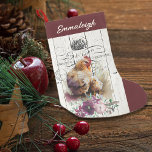 Blommigt av lantgårdar Leghorn Chicken Liten Julstrumpa<br><div class="desc">Cute,  Leghorn Hen och hennes chick bakom en lila och ljus rosa blommigt bukett. Jordbrukshus land,  vintage,  segrare,  skyltskylt på en sliten,  vit bakgrund av träskivor. Perfekt för ett rustiskt bondhus eller en fransk land julvibe.</div>