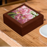 Blommigt av Rosa Cymbidium Orchids Minnesask<br><div class="desc">För Orchid älskare! Förvara trinketter,  smycken och andra små keepsaker i den här presentlådan av trä med keramisk platta som innehåller fotobilden av en spray av rosa Mini Cymbidium Orchids,  vanligen kallad Boat Orchids. En underbar,  blommigt design! Markera din presentlåda storlek och färg.</div>