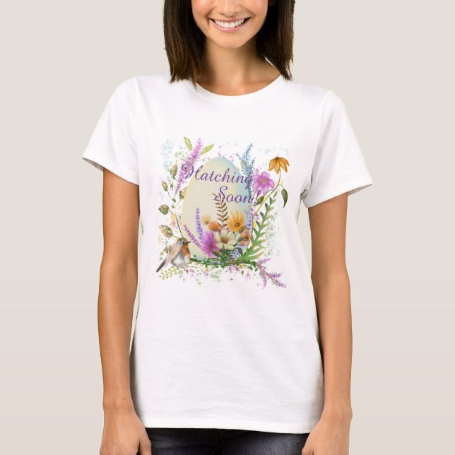 Blommigt av små fågelfärgade blommor i vitt ägg t shirt (Framsida)