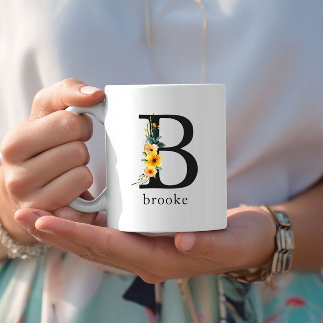 Blommigt B Monogram Mugg med redigerbar Namn (Floral B Monogram Mug with Editable Name. Yellow, Orange & Greenery Watercolor Flowers.)
