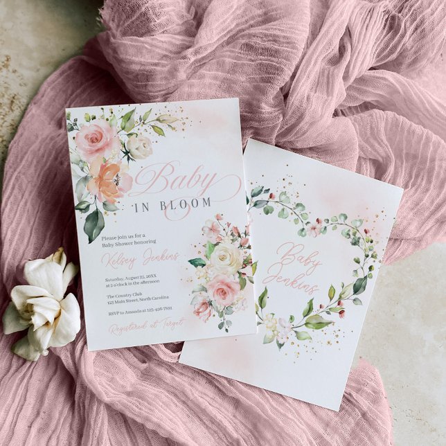 Blommigt Baby i BLOMY Baby Shower-inbjudan Inbjudningar (Celebrate the upcoming arrival of a precious baby girl with our "Baby in Bloom" Baby Shower Invitati)