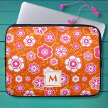 Blommigt Bandana Print Monogram Laptop Fodral<br><div class="desc">Denna djärvt färglösa blomkraft mönster kommer på ett neoprent laptop sleeve och är redo för ditt monogram. Upprepad 60-stil-folkblomsterutskrift skapas i en ljus palett med shock rosa,  vitt och orange rött,  med en skarp accent för monogrammet,  redo för att redigera med musklickning. Finns i tre storlekar.</div>