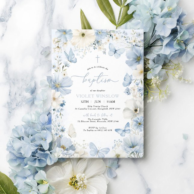 Blommigt Baptism Christening Blue Butterfly Boy Inbjudningar (Blue and White Floral Baptism Invitation with light blue flowers and butterflies )