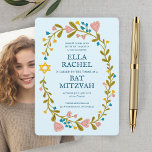 Blommigt Bat mitzvah andningsfoto Handdragen Anpas Inbjudningar<br><div class="desc">Perfekt-kort för att tillkännage en pub mitzvah, bat mitzvah eller annan judisk firande! Hand skapade konst åt dig! FULLT ANPASSADE! Klicka på "Anpassa" ovan om du vill redigera texten och lägga till ett eget foto på baksidan. Klicka på "Redigera med verktyg" för att justera typsnitt, färg och placeringar. Du kan...</div>