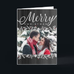 Blommigt & Berries Chalkboard God jul Photo Helgkort<br><div class="desc">Den här eleganten har fotoporten julkort vita accenter av poinsettias, gräs och gräs grenar med beröring av röda bär, allt på en kritbakgrund. Skaffa "ohs and aahs" från familj och vänner denna julsäsong när du skickar ett unikt och trendig hälsning från DoodleLulu senast två gånger i krypen! Kontakta oss om...</div>