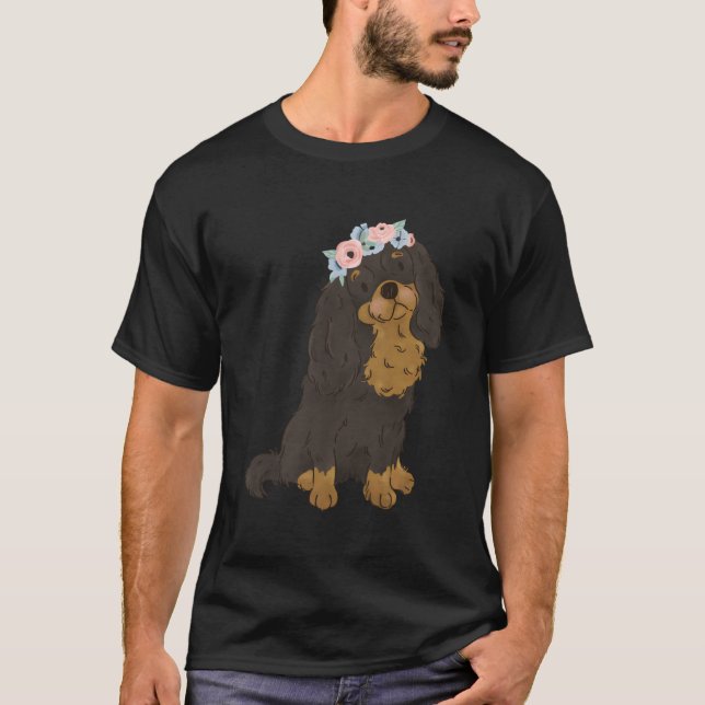 Blommigt Black and Tan Cavalier Kung Charles Spain T Shirt (Framsida)