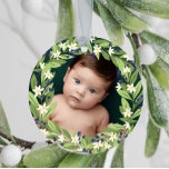 Blommigt Blue Berries Greenery Wandey Photo Julgransprydnad Keramik<br><div class="desc">Vacker blommigt julprydnad med ditt foto inuti en blommigt bär med sig krans av sage grönt grönery,  vita blommor och blåbär. Lägg till baby namn och året på baksidan.</div>
