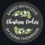 Blommigt Blue Berry Twigs Bakad med Kärlek Runt Klistermärke<br><div class="desc">Vackra blommigtar som har bakats med kärlek juldekalen med bergarvingar med sage grönt grön,  vita blommor och blåbär,  typen av bakade varor i ett vitt skript och ditt namn och bakats med kärlek i böjd text.</div>