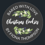 Blommigt Blue Berry Twigs Bakad med Kärlek Runt Klistermärke<br><div class="desc">Vackra blommigtar som har bakats med kärlek juldekalen med bergarvingar med sage grönt grön,  vita blommor och blåbär,  typen av bakade varor i ett vitt skript och ditt namn och bakats med kärlek i böjd text.</div>