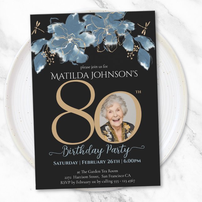 Blommigt Blue Black Guld Anpassningsbar Photo 80 B Inbjudningar (Floral Blue Black Gold Custom Photo 80th Birthday Invitation)