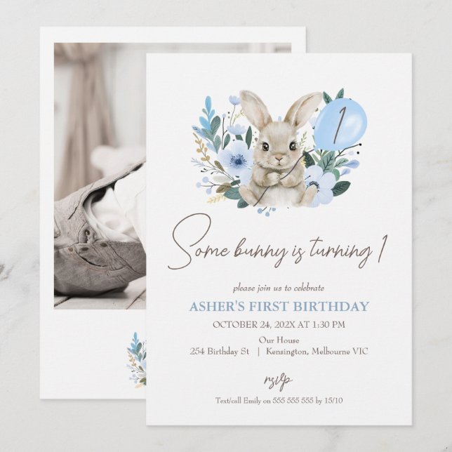 Blommigt Blue Photo Bunny är på väg en dag Inbjudningar (Fram/baksida)