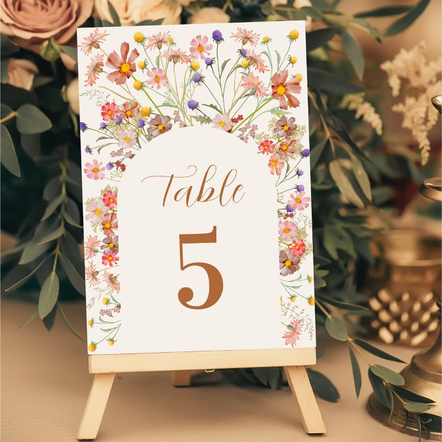 Blommigt Boho Fall Wedding Bordsnummer (Boho watercolor floral arch fall wedding table number card Terrcaotta beige elegant script)