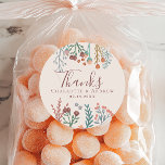Blommigt Boho Wildblombröllopsförmån Runt Klistermärke<br><div class="desc">Den här vackra och moderna bröllopsklisterlappen har visuella illustrationer av vilda blommor, med "Tack" i elegantens typografi och utrymme för att lägga till den nya lyktans namn och bröllop-datum. Den här designens palett gör det till ett perfekt val för sommaren bröllop, boho bröllop, rustik bröllop och fallbröllop, som sömlöst blandar...</div>