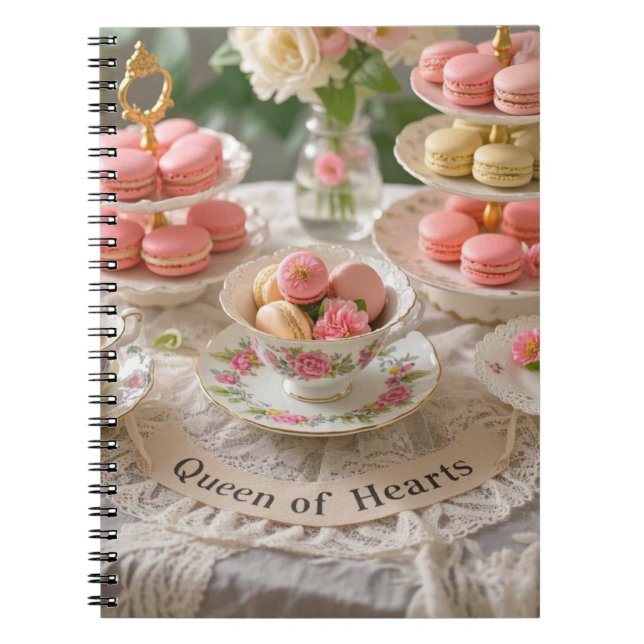 Blommigt bord, tekopp, skiktade brickor macarons Q Anteckningsbok (Framsidan)