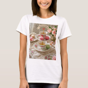 Blommigt bord, tekopp, skiktade brickor macarons Q T Shirt