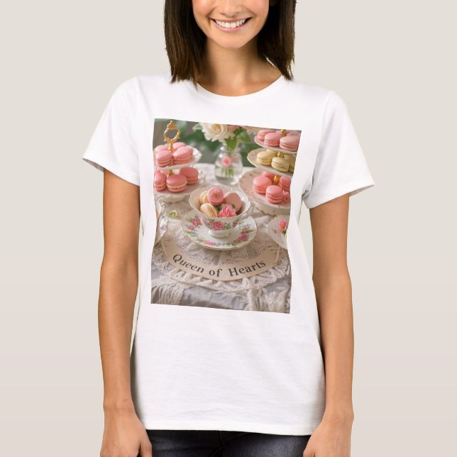 Blommigt bord, tekopp, skiktade brickor macarons Q T Shirt (Framsida)