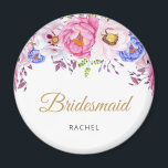 Blommigt Bridesmaid Namn Magnet<br><div class="desc">Fira brudens sida med den här eleganten,  briljantmagnet,  med  rosa och blå blommigtar i vattenfärg på en skarp vit bakgrund. Skriptet "Bridesmaid" i guld parad med personlig namn gör detta till en tankfull keepy för dina bröllopsdags- eller möhippa-gåvor. En underbar tjänst för brudgummar,  brudens sida och speciella minnen.</div>