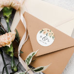 Blommigt Bröllop Date & Par Initialer Runt Klistermärke<br><div class="desc">Ett klassiskt designtema med initialer åtskilt av en amperand med vackra blommor. Ditt bröllop-datum visas nedan med kursiv siffra. På toppen av dessa klistermärken finns en handmålad bukett av blommor i rosan och en liten gråtelse mot en dusch av faux guld glitter. Visa samlingslänken på den här sidan för matchande...</div>