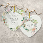 Blommigt Bröllop Ornament-årsdagen Ornamenent Julgransprydnad Keramik<br><div class="desc">Den här chicen bröllop eller årsdagen av könscellernas delikat blommigt kan vara personlig med ditt speciella jubileumsbudskap,  namn och datum. Det omvända har en matchande elegant för blommigt- och betesmarksproduktion i monogram initialer. Designad av Thisisnotme©</div>