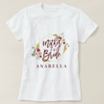 blommigt budens mamma möhippa t shirt<br><div class="desc">rosa med vattenfärg, burgundi, blommigtar med grönt med guld-effekt, geometrisk kolorway budens mamma honeymångåva t-shirt med bröllop. Perfekten till din systerbror mamma pappa moster, morbror dotter till systermorbror, systermorbror. På trendskript och modern vattenfärgsgrafik. Gör livet enklare med den här tänkvärda bröllop- eller födelsedagspressen och visa någon speciell du bryr dig...</div>
