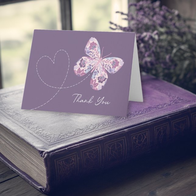 Blommigt Butterfly in flight w/ Heart Anteckningskort (Shown on a 4" x 5.6" folded note card)