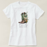 Blommigt Cowgirl Boots Bride Posse Anpassningsbar  T Shirt<br><div class="desc">Avrunda dina bridspositioner i stil med den här vattenfärgsboten T.o.m. perfekten för western-temad bachelorette helg, rustik ranch getaways eller land-chic firande. Med mjuka blommigtar och ett anpassningsbar-skript namn är det gjort för brudar och deras vänner som tar med sig stövlarna och skönheten. Koordinera besättningen och få minnen som matchar. Ge...</div>