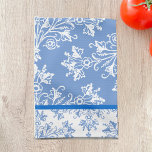 Blommigt Damask White Cornblomma Blue med Gräns Kökshandduk<br><div class="desc">En kökshandduk med ett fuktmönster av vintage daisy och löv med scrollsar i vitt på kornblomsblått,  med gräns i blått på vitt.</div>