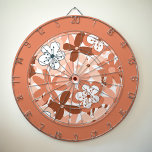 Blommigt Darttavla<br><div class="desc">Lägg till en varm och varm beröring i spelrummet eller i vardagsrummet med det här terracotta-blommönstret ritbord. Den invecklade utformningen av blommigten gör att naturen blir lite varm inomhus och blandas sömlöst med bohemisk och rustisk dekoration. Perfekt för både avslappnader och seriösa konkurrenter är den här ritytan lika snyggt som...</div>