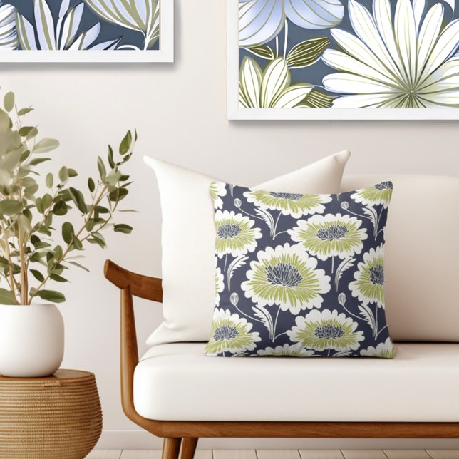 Blommigt dekorativ kudde (Complete your elegant retro look with an exclusive Wild on Flowers Throw PIllow.)