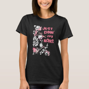 Blommigt Doin' Naglar Manikurist Nagel Tech Woman T Shirt
