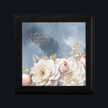 Blommigt Drama Bröllop Bridesmaid Blue ID1022 Minnesask<br><div class="desc">Den här bröllop-sviten med den är lush, dramatiska blommigtar från grå vit till rosa, guld-virvelaccenter och vackra, dammiga blå vattenfärgsbakgrunder, skapar en elegant, romantisk vibe, ge bara ett tips om vad gästerna kan förvänta sig på din stora dag. Den här presentboxdesignen innehåller en mall som gör att du enkelt kan...</div>